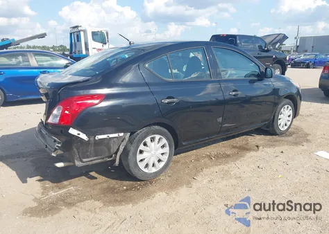 2015 Nissan Versa 1.6 S z USA, uszkodzony, nr VIN 3N1CN7AP4FL830501